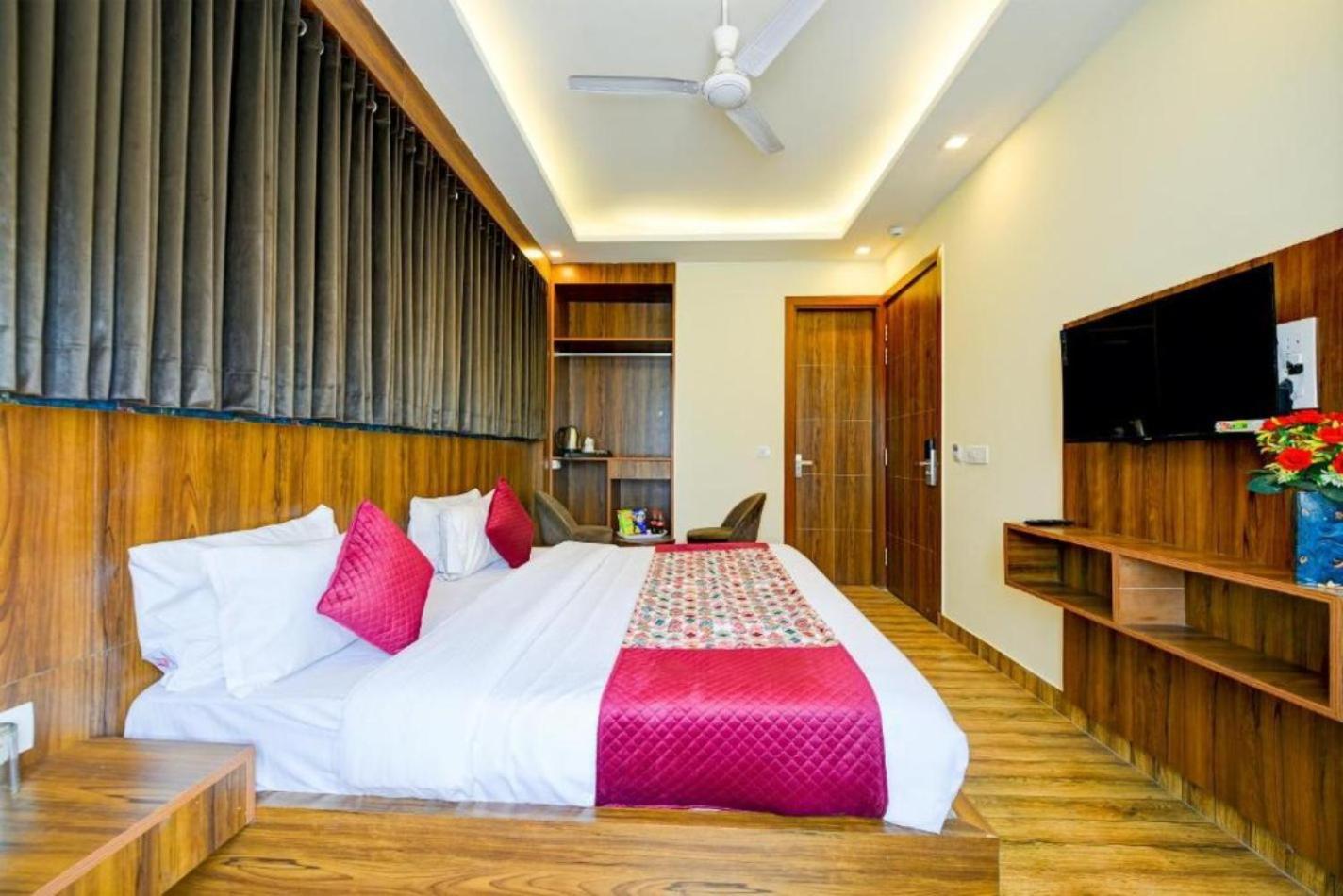 Rosewood Suites A Family Hotel Near Delhi Airport Új-Delhi Kültér fotó